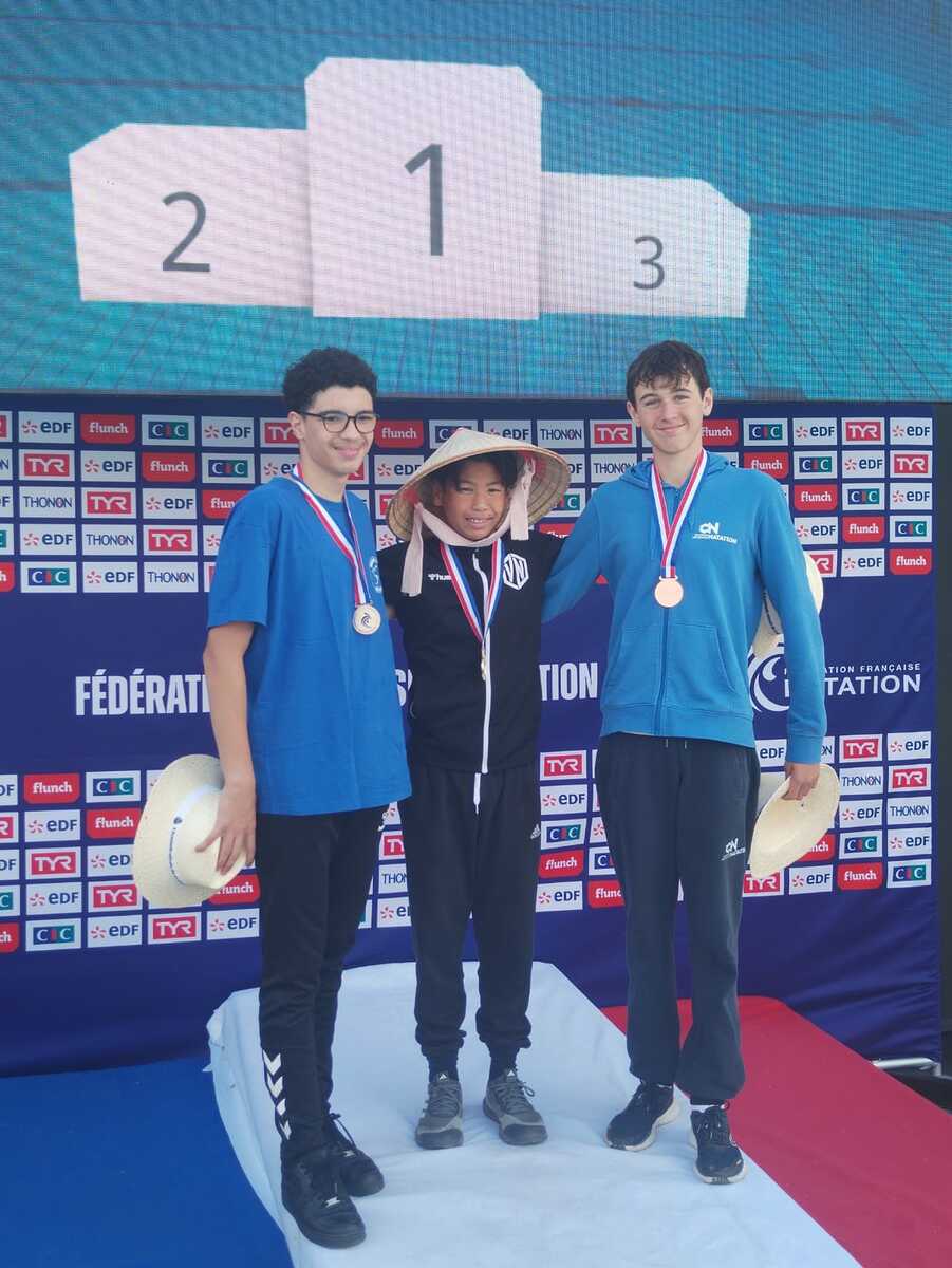Amaury Baschon, 14 ans, sur le podium des championnats de France de natation à Poitiers 