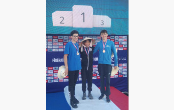 Amaury Baschon, 14 ans, sur le podium des championnats de France de natation à Poitiers 